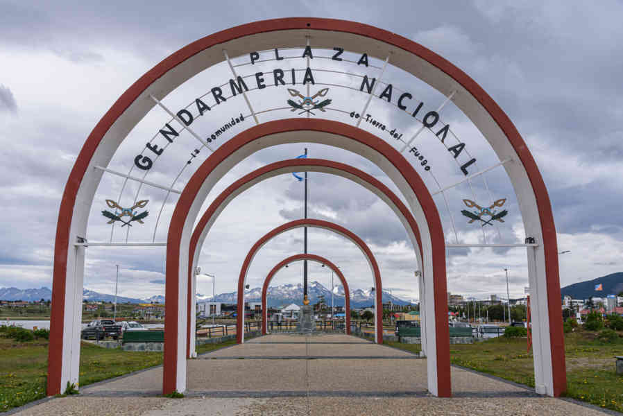 Argentina 129 - Ushuaia - plaza Gendarmeria Nacional.jpg